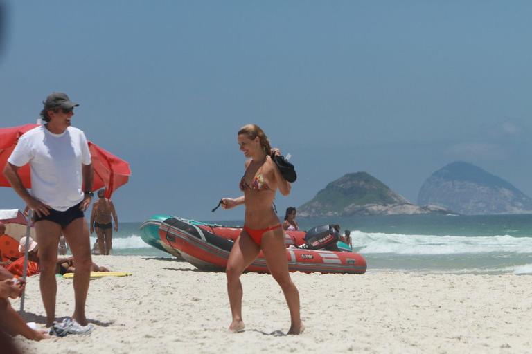 Carolina Dieckmann mostra boa forma na praia