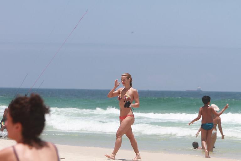 Carolina Dieckmann mostra boa forma na praia