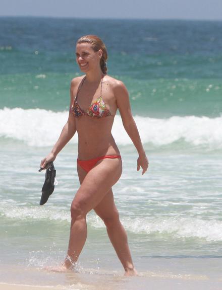 Carolina Dieckmann mostra boa forma na praia