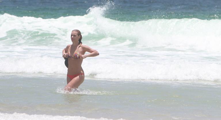 Carolina Dieckmann mostra boa forma na praia