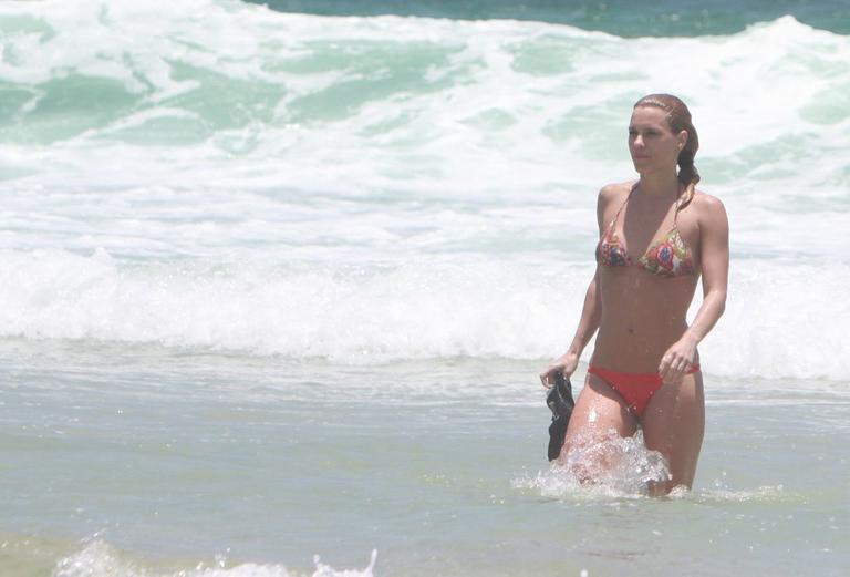 Carolina Dieckmann mostra boa forma na praia