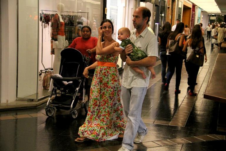 Miriam Freeland e Roberto Bomtempo passeiam com o pequeno Miguel