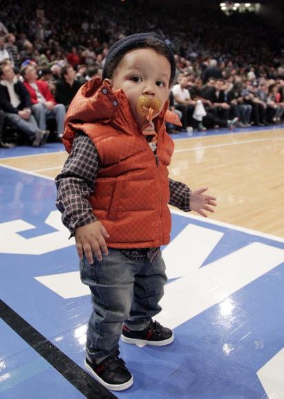 Egypt, filho de Alicia Keys e Swizz Beatz, rouba a cena em jogo de basquete