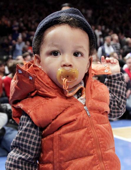 Egypt, filho de Alicia Keys e Swizz Beatz, rouba a cena em jogo de basquete