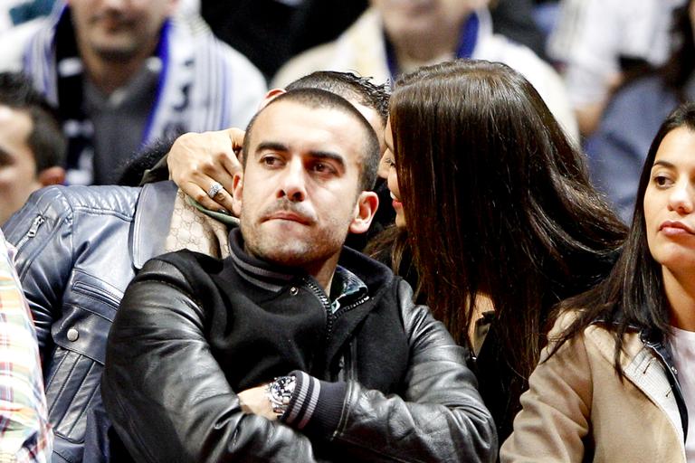 Cristiano Ronaldo e Irina Shayk se beijam em jogo de basquete na Espanha