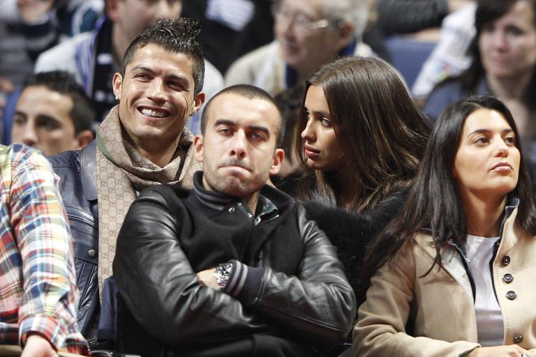 Cristiano Ronaldo e Irina Shayk em jogo de basquete na Espanha