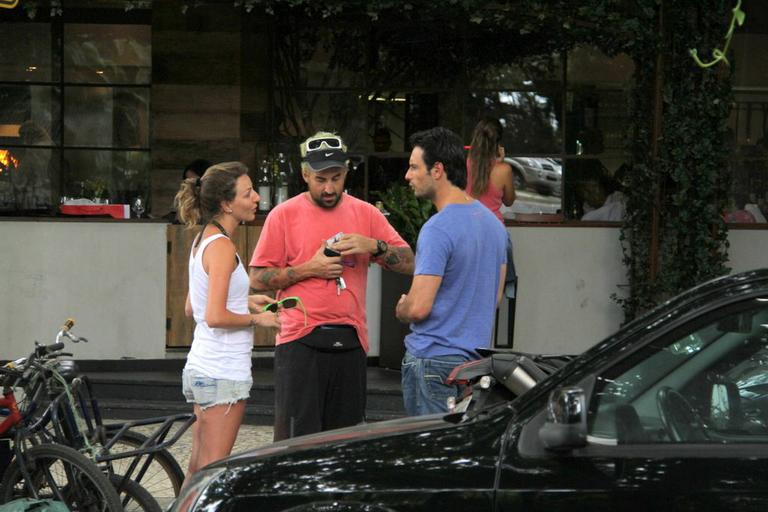 Rodrigo Santoro esbanja charme em shopping no Rio de Janeiro