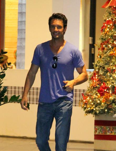 Rodrigo Santoro esbanja charme em shopping no Rio de Janeiro