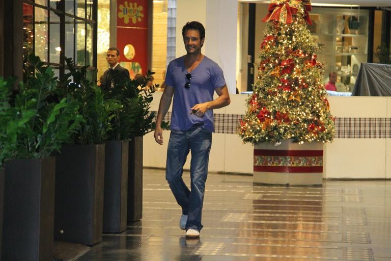 Rodrigo Santoro esbanja charme em shopping no Rio de Janeiro