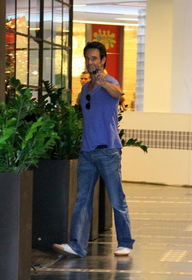 Rodrigo Santoro esbanja charme em shopping no Rio de Janeiro