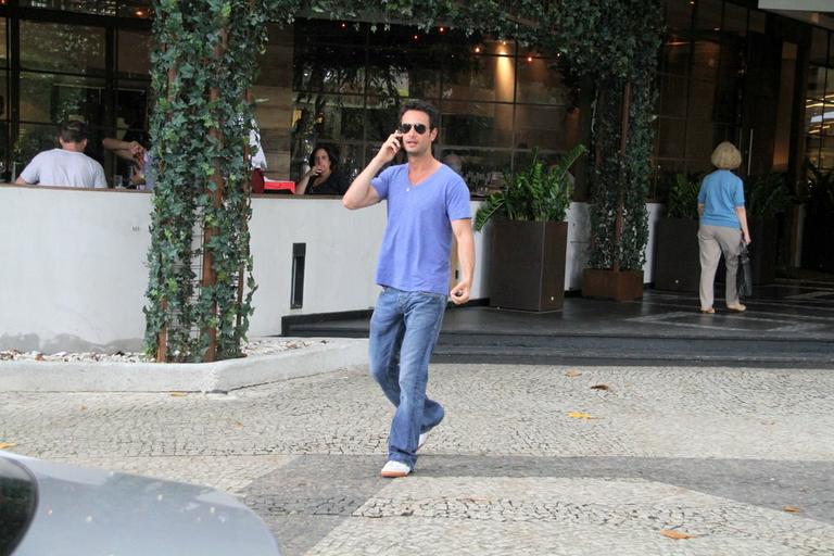 Rodrigo Santoro esbanja charme em shopping no Rio de Janeiro