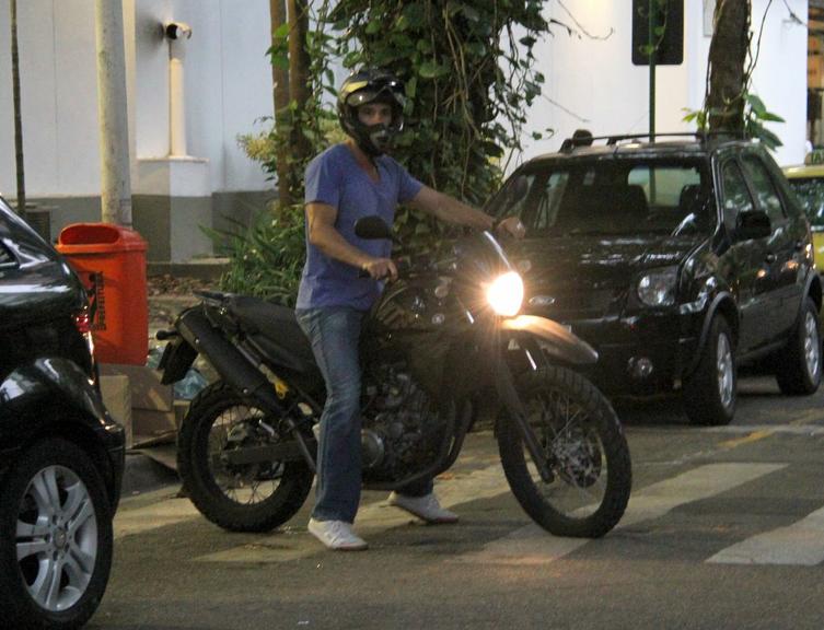 Rodrigo Santoro vai embora em sua moto