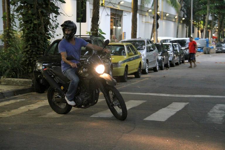 Rodrigo Santoro vai embora em sua moto