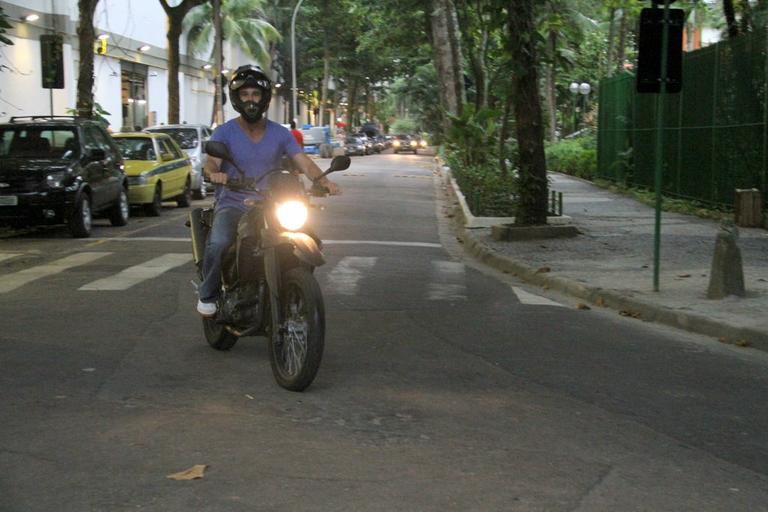 Rodrigo Santoro vai embora em sua moto