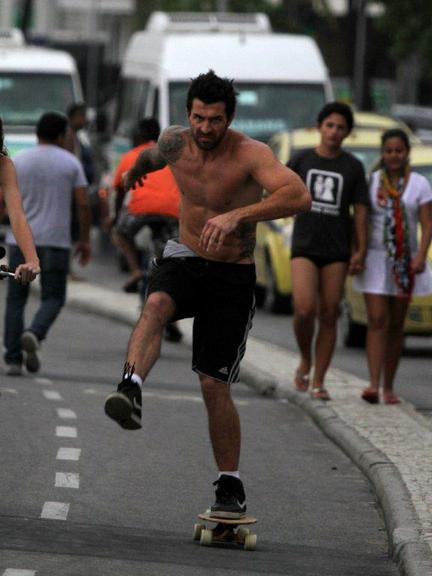 Ex-BBB Cristiano anda de skate no Rio