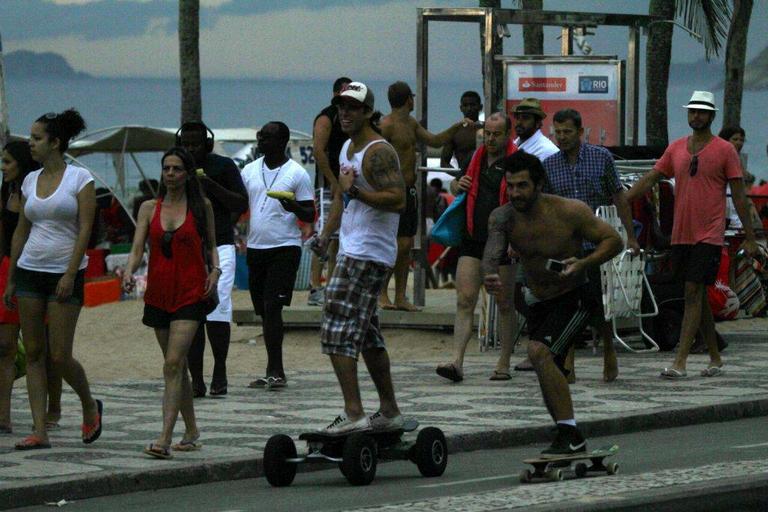 Maurício e Cristiano andando de skate em Ipanema