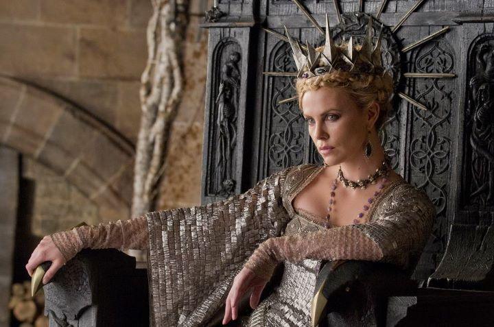 Charlize Theron em sua forma de Rainha Má