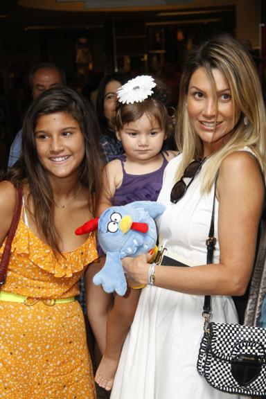 Flávia Alessandra com as filhas Giulia e Olívia