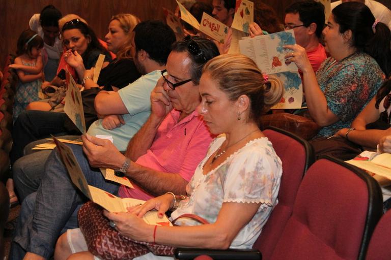 Cissa Guimarães prestigia filho João Velho no teatro