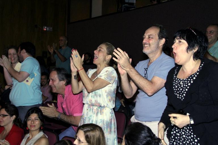 Cissa Guimarães aplaude filho João Velho de pé no espetáculo teatral Chagall 