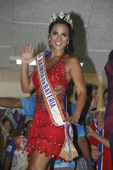 Bruna Bruno é coroada rainha de bateria da União da Ilha