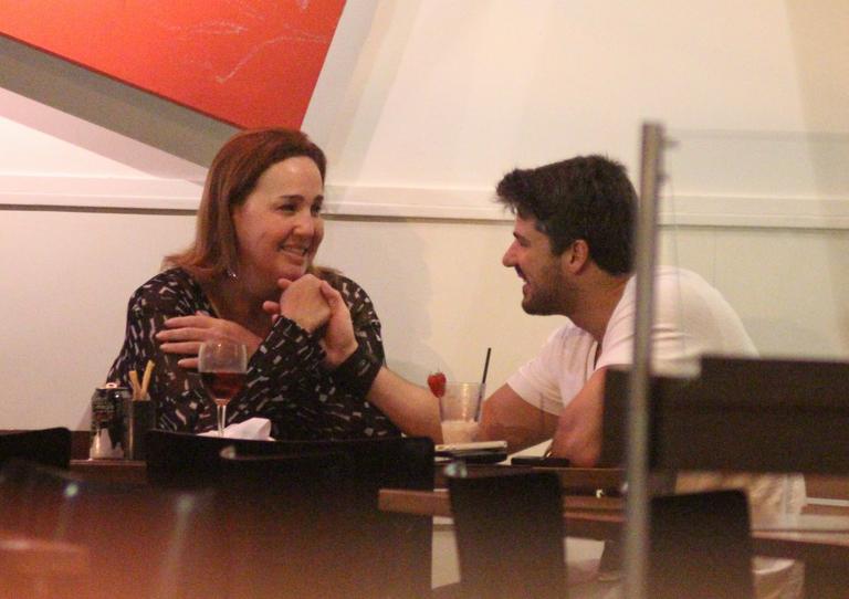 Claudia Jimenez e Leonardo Moça