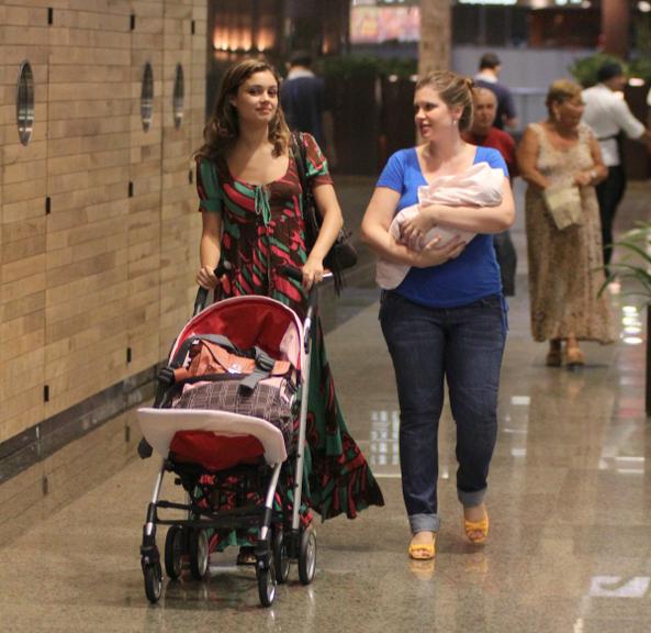 Sophie Charlotte e Carolinie Figueiredo passeiam com Bruna Luz