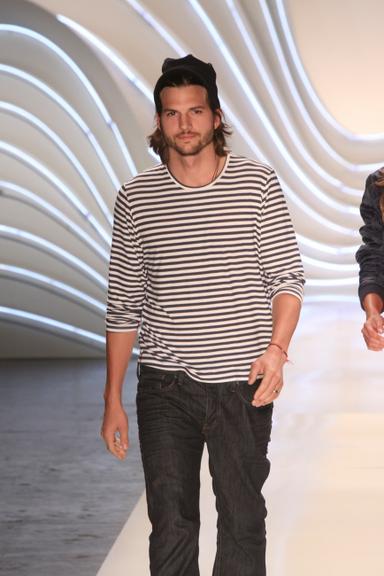 Ashton Kutcher desfila para a Colcci em 2011