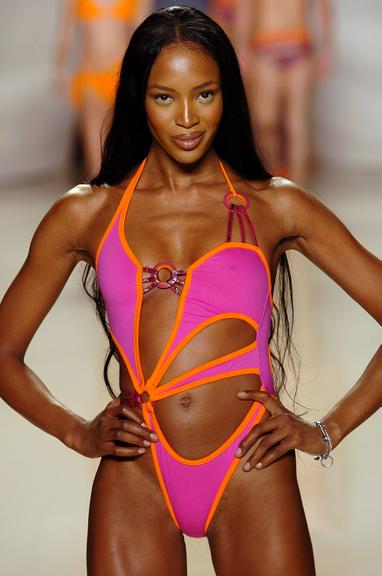 Naomi Campbell desfila para a Rosa Chá em 2004