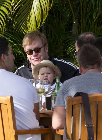 Elton John brinca com o filho, Zachary, durante almoço no Hawai