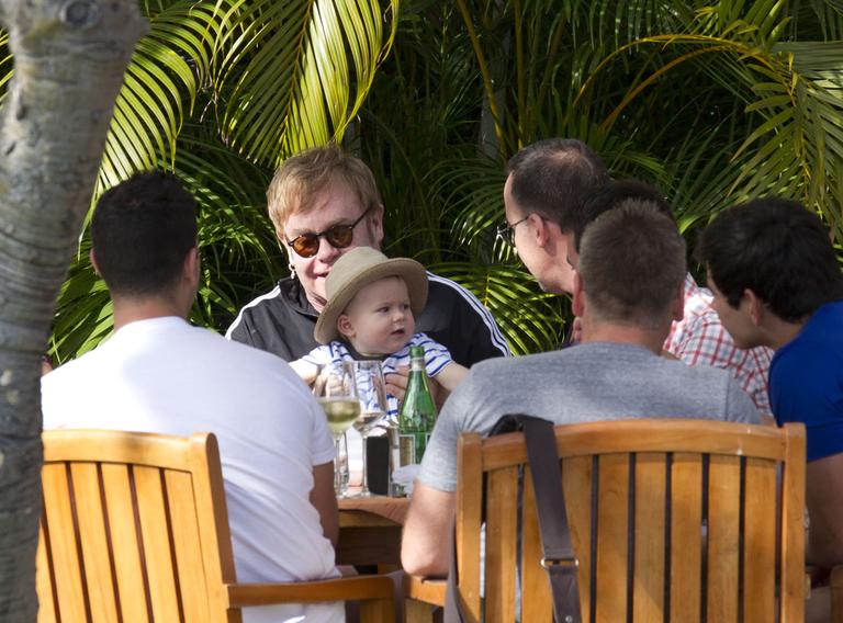 Elton John brinca com o filho, Zachary, durante almoço no Hawai