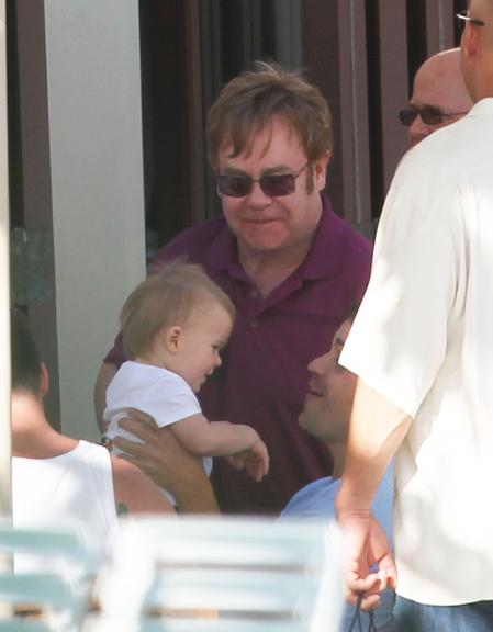 Elton John e amigo mimam o pequeno Zachary no Hawai