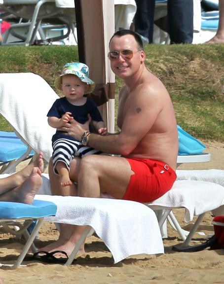 David Furnish, parceiro de Elton John, com o filho, Zachary, em uma praia do Hawai 