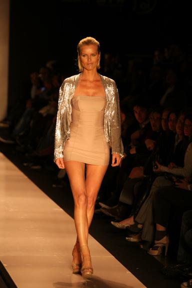 Eva Herzigova desfila para Andrea Degreas em 2010