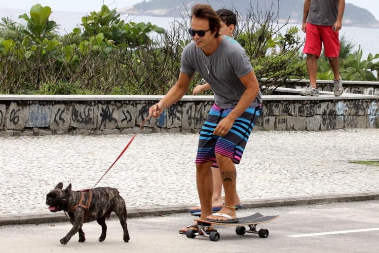 Paulinho Vilhena com seu cachorro no Rio de Janeiro