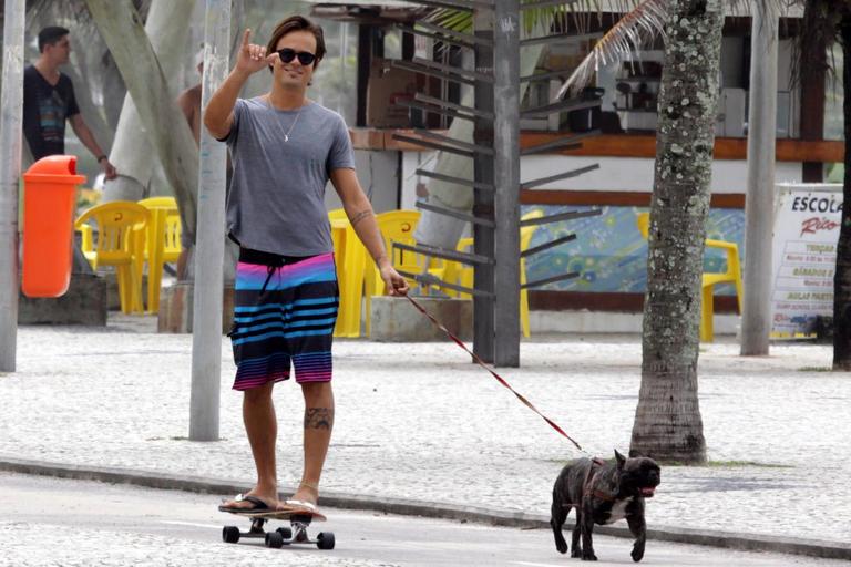 Paulinho Vilhena com seu cachorro no Rio de Janeiro