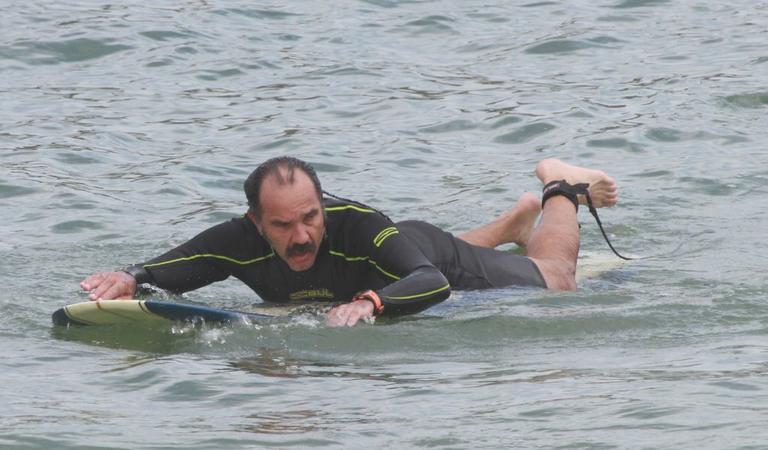 Humberto Martins surfa na praia do Recreio dos Bandeirantes