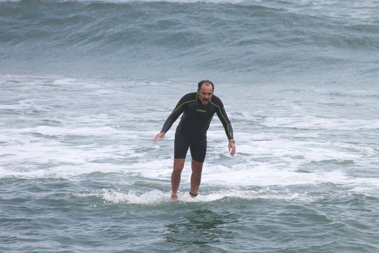 Humberto Martins surfa na praia do Recreio dos Bandeirantes