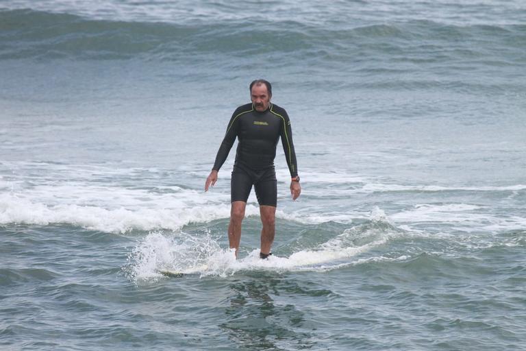 Humberto Martins surfa na praia do Recreio dos Bandeirantes