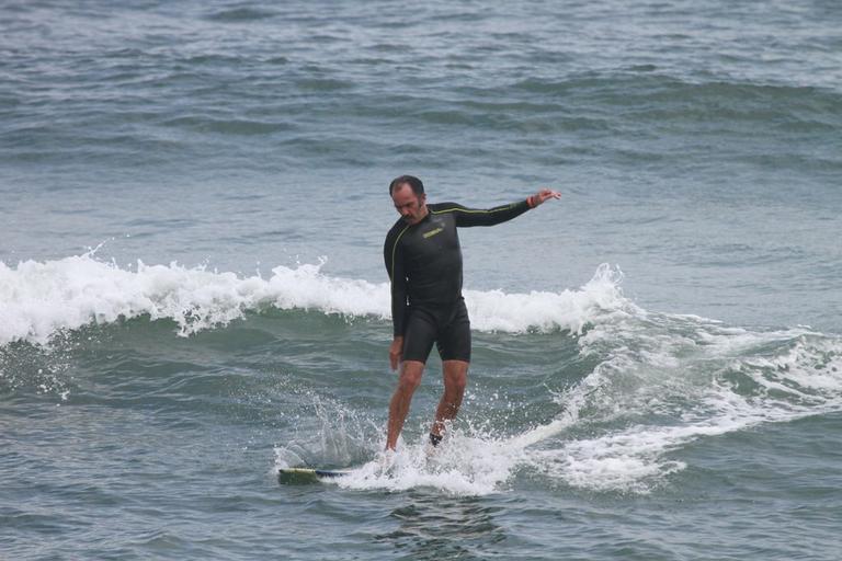 Humberto Martins surfa na praia do Recreio dos Bandeirantes