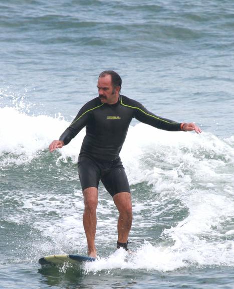 Humberto Martins surfa na praia do Recreio dos Bandeirantes