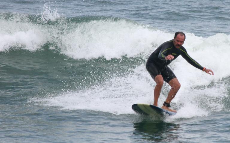 Humberto Martins surfa na praia do Recreio dos Bandeirantes