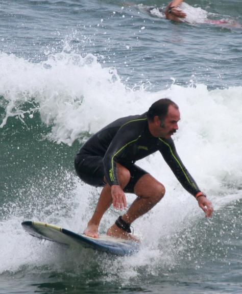 Humberto Martins surfa na praia do Recreio dos Bandeirantes