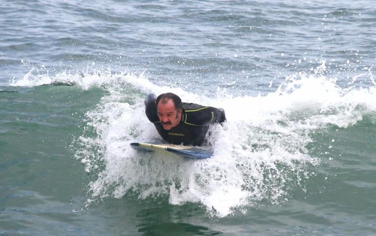 Humberto Martins surfa na praia do Recreio dos Bandeirantes