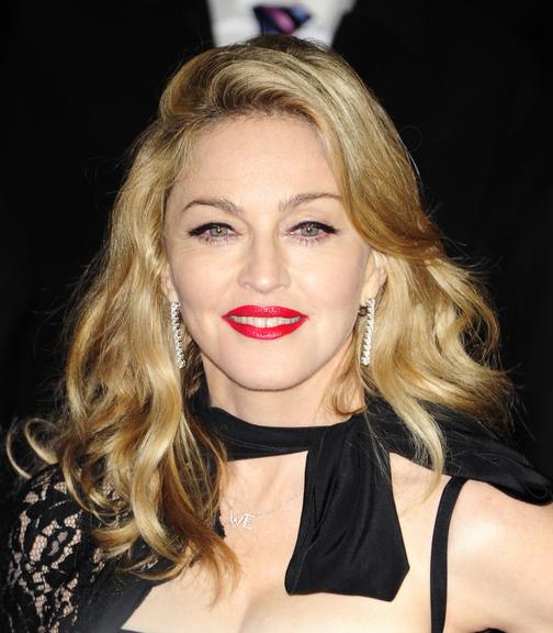 Madonna chama atenção com acessórios vermelhos na pré estreia de 'W.E.'