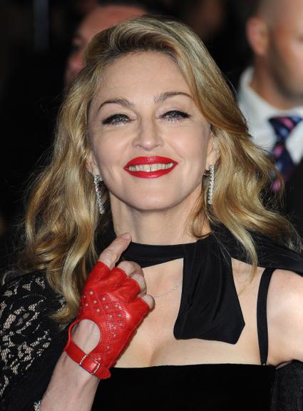 Madonna chama atenção com acessórios vermelhos na pré estreia de 'W.E.'