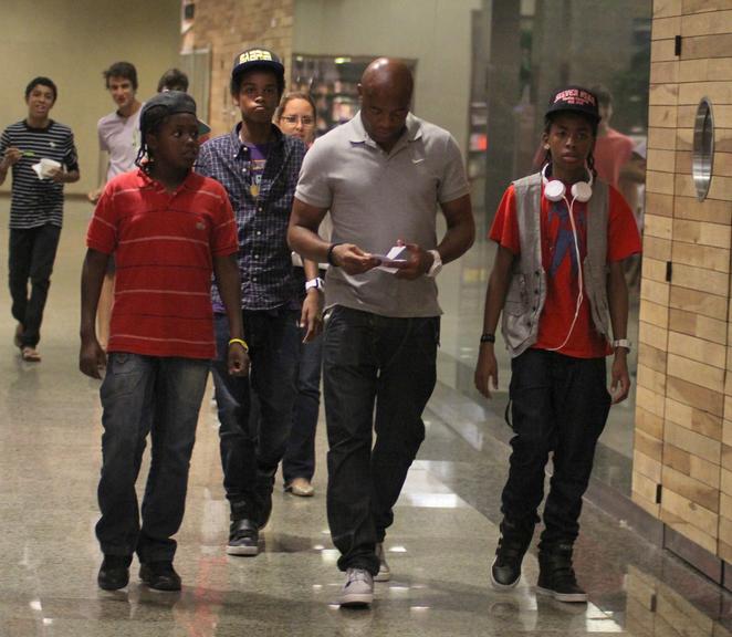 Anderson Silva com os filhos