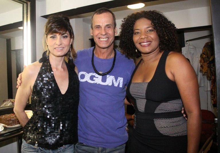 Carlinhos de Jesus visita Margareth Menezes e Fernanda Abreu no camarim do show