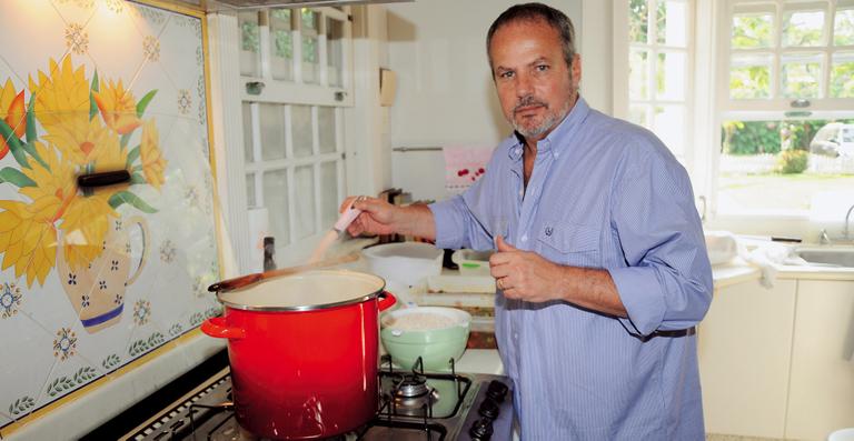 Jayme Monjardim não gosta que passem o saleiro de mão em mão. O objeto tem que ser colocado na mesa, para a outra pessoa pegar