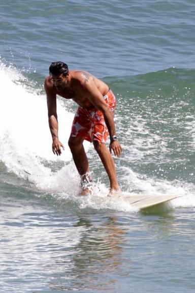 Luciano Szafir surfa no Rio de Janeiro